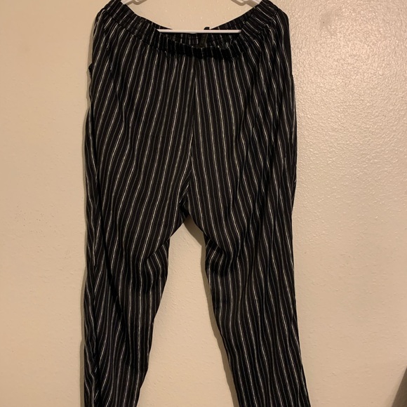 BCBGMAXAZRIA Women's Woven Pull-On Pants - Picture 3 of 6